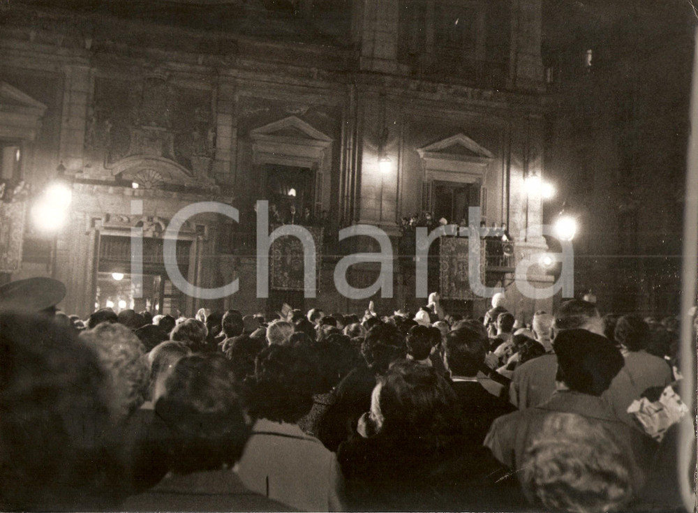 Fotografia d epoca originale 1960 MADRID Donna Fabiola MORA Y ARAGON al balcone omaggiata dalla folla Foto 1