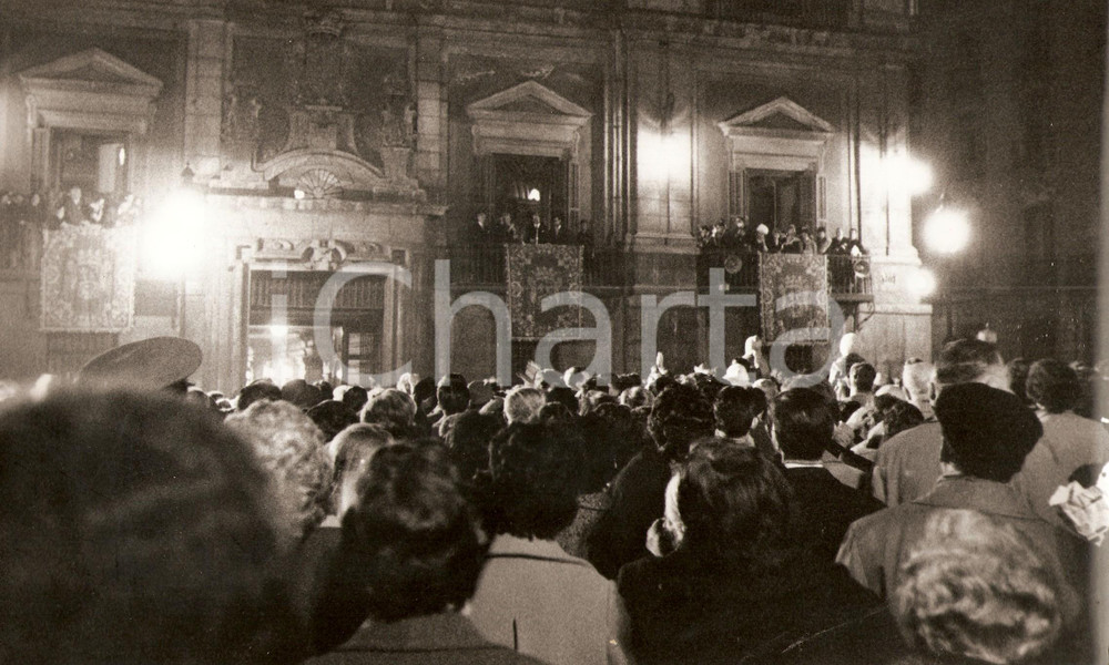 Fotografia d epoca originale 1960 MADRID Donna Fabiola MORA Y ARAGON al balcone omaggiata dalla folla Foto 1