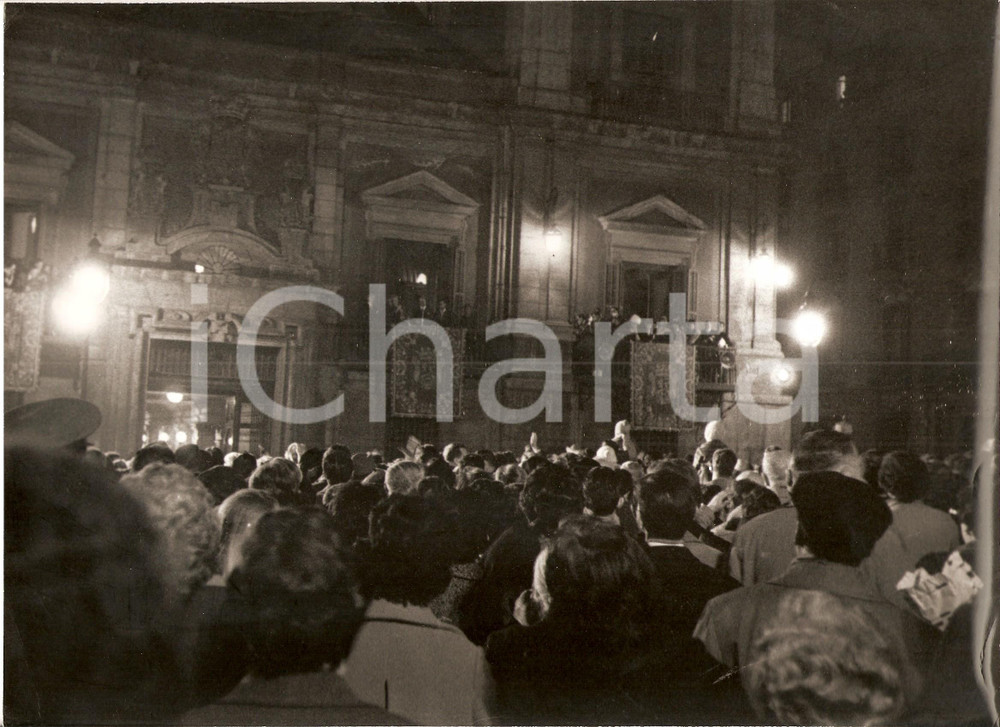 Fotografia d epoca originale 1960 MADRID Donna Fabiola MORA Y ARAGON al balcone omaggiata dalla folla Foto 1