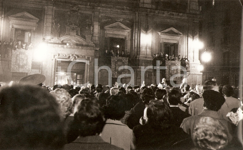 Fotografia d epoca originale 1960 MADRID Donna Fabiola MORA Y ARAGON al balcone omaggiata dalla folla Foto 1