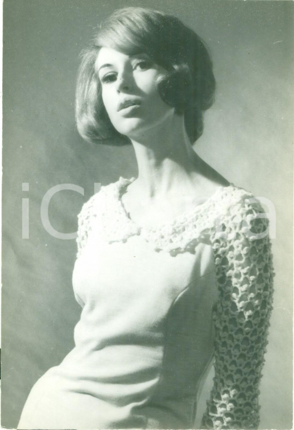 Fotografia d epoca originale 1965 ca PARIS MODA INVERNALE Modella con maglia traforata Fotografia 1