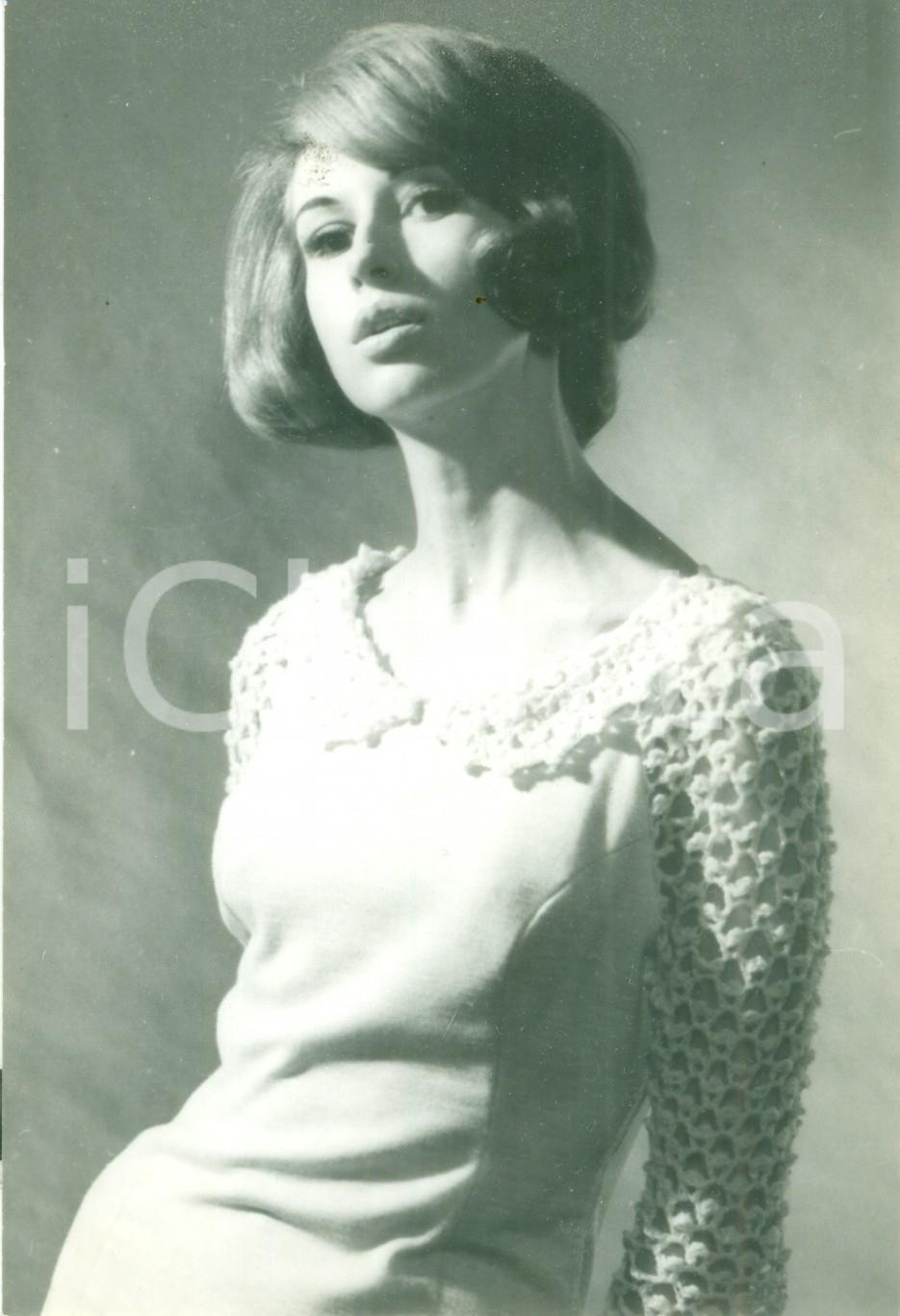 Fotografia d epoca originale 1965 ca PARIS MODA INVERNALE Modella con maglia traforata Fotografia 1