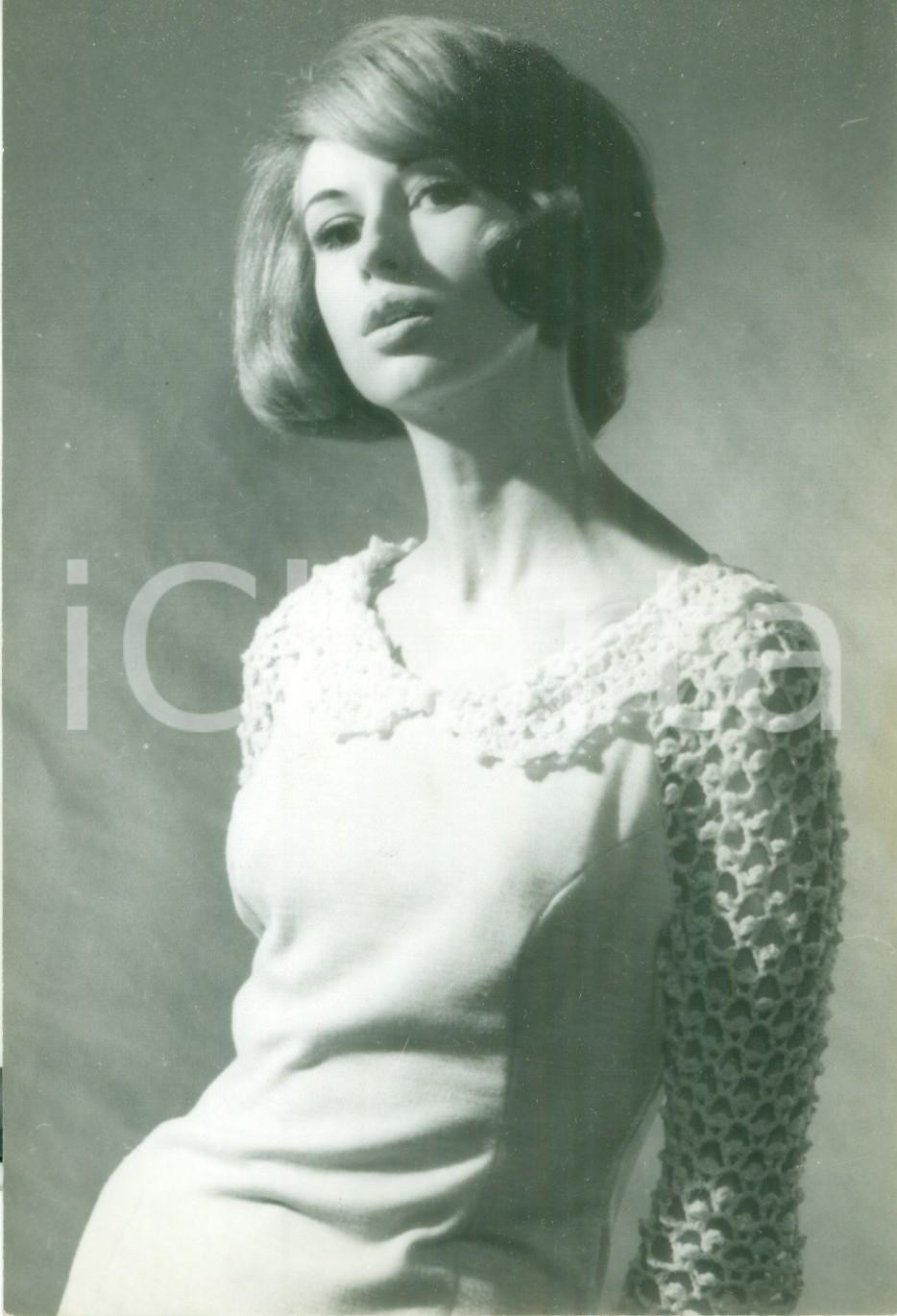 Fotografia d epoca originale 1965 ca PARIS MODA INVERNALE Modella con maglia traforata Fotografia 1