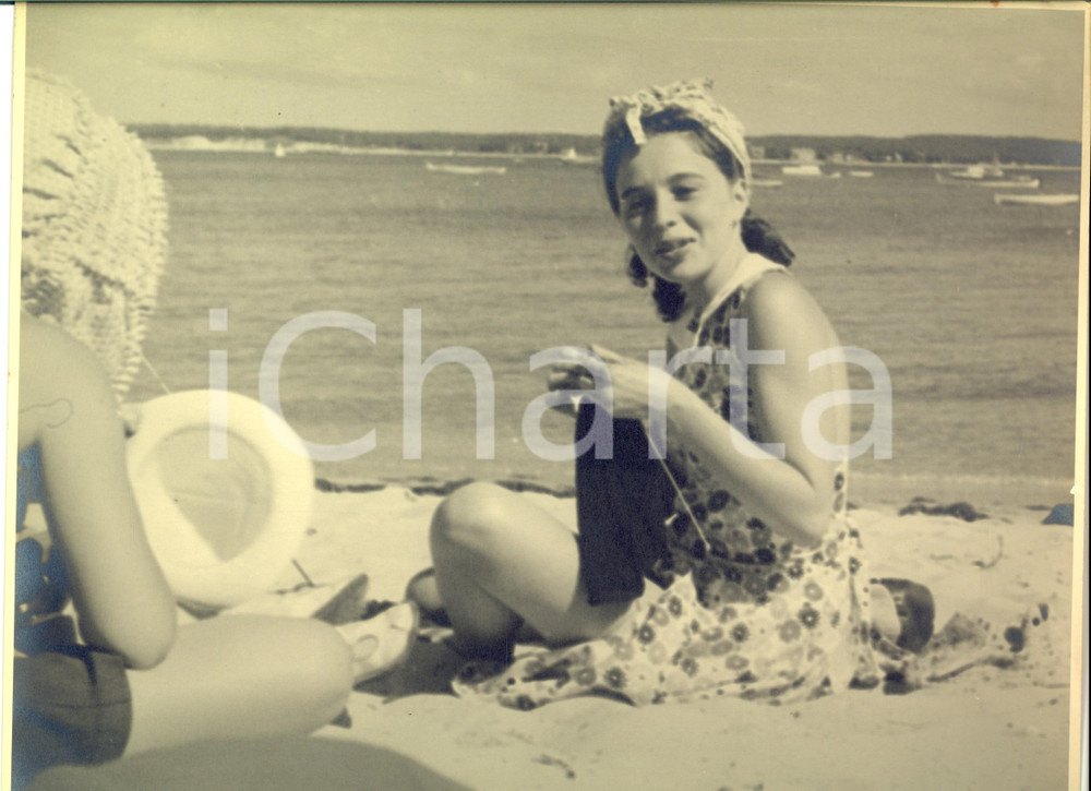 Fotografia d epoca originale 1960 ca FRANCE Giovane donna sferruzza in spiaggia Fotografia VINTAGE 30x23 1