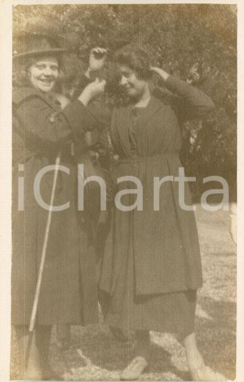1921 ROMA PALATINO Scherzi tra amiche - Foto artistica Luigi GREA Fotografia originale d'epoca, in formato cartolina postale.Si tratta di uno scatto realizzato da un fotografo amatoriale, Luigi "Gigi" Grea, funzionario delle ferrovie. GOOD/buono  Formato: 9x14 cm originale e autentica 1