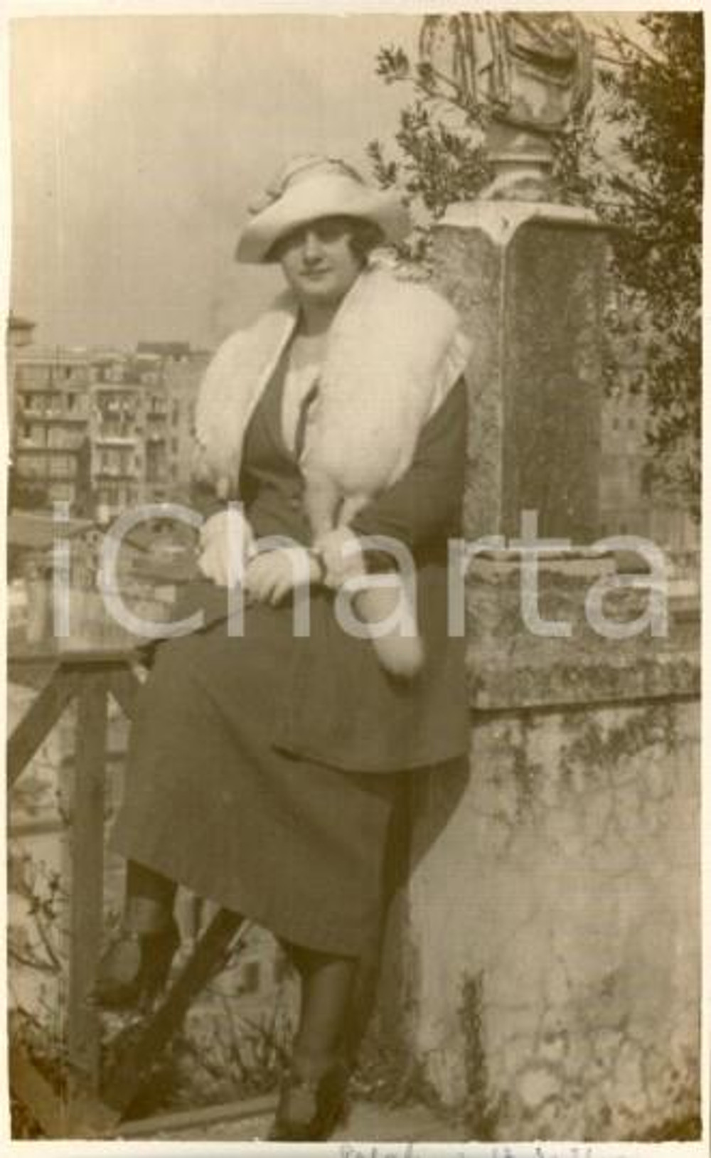 1921 ROMA PALATINO Ritratto di donna con pelliccia - Foto artistica Luigi GREA Fotografia originale d'epoca, in formato cartolina postale.Si tratta di uno scatto realizzato da un fotografo amatoriale, Luigi "Gigi" Grea, funzionario delle ferrovie. GOOD/buono  Formato: 9x14 cm originale e autentica 1
