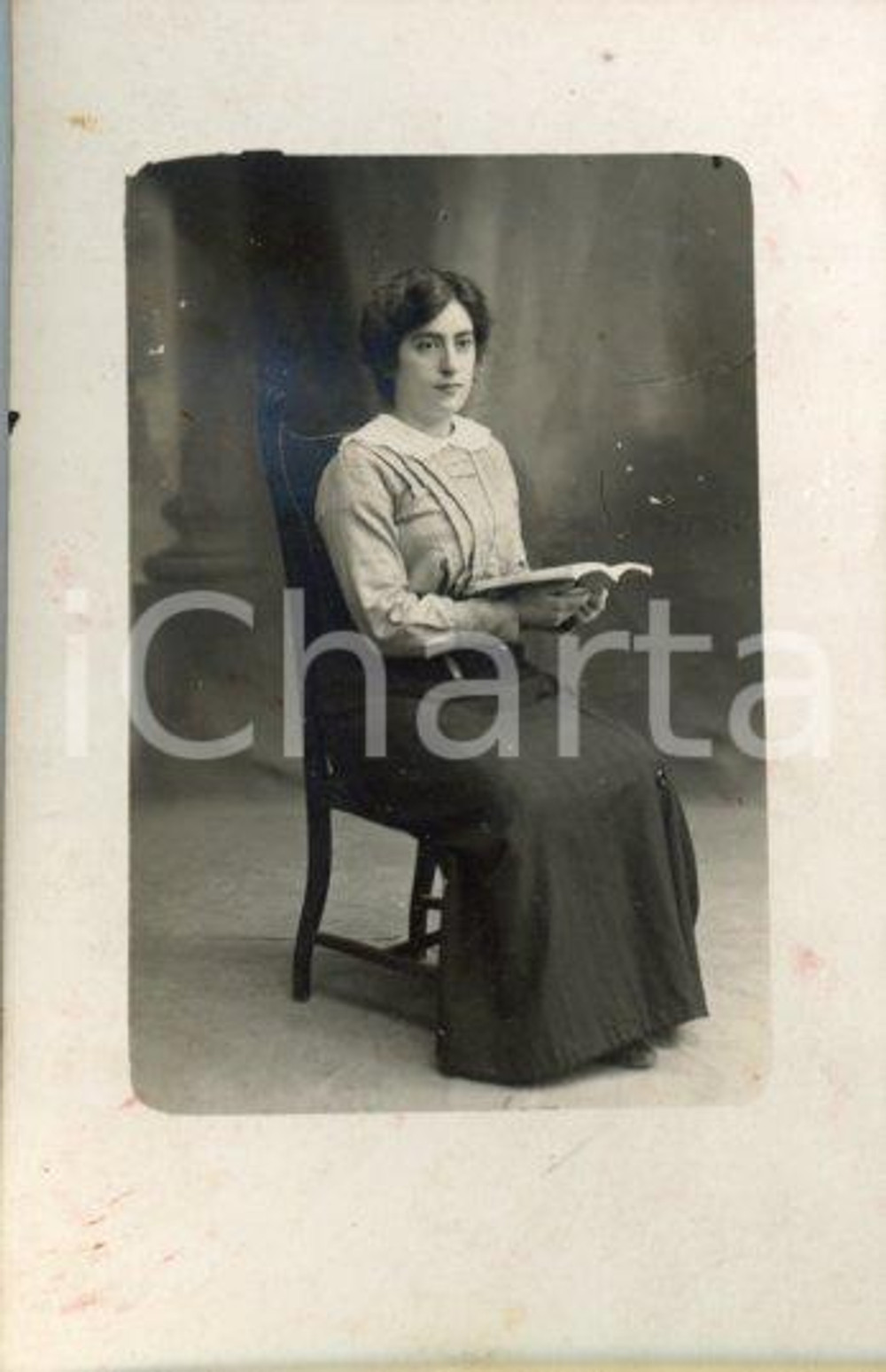 1913 MILANO Giovane donna in lettura - Fotocartolina I. CARDANO Fotografia originale d'epoca, con dedica al verso. FAIR/discreto lievi macchie Formato: 9x14 cm originale e autentica 1