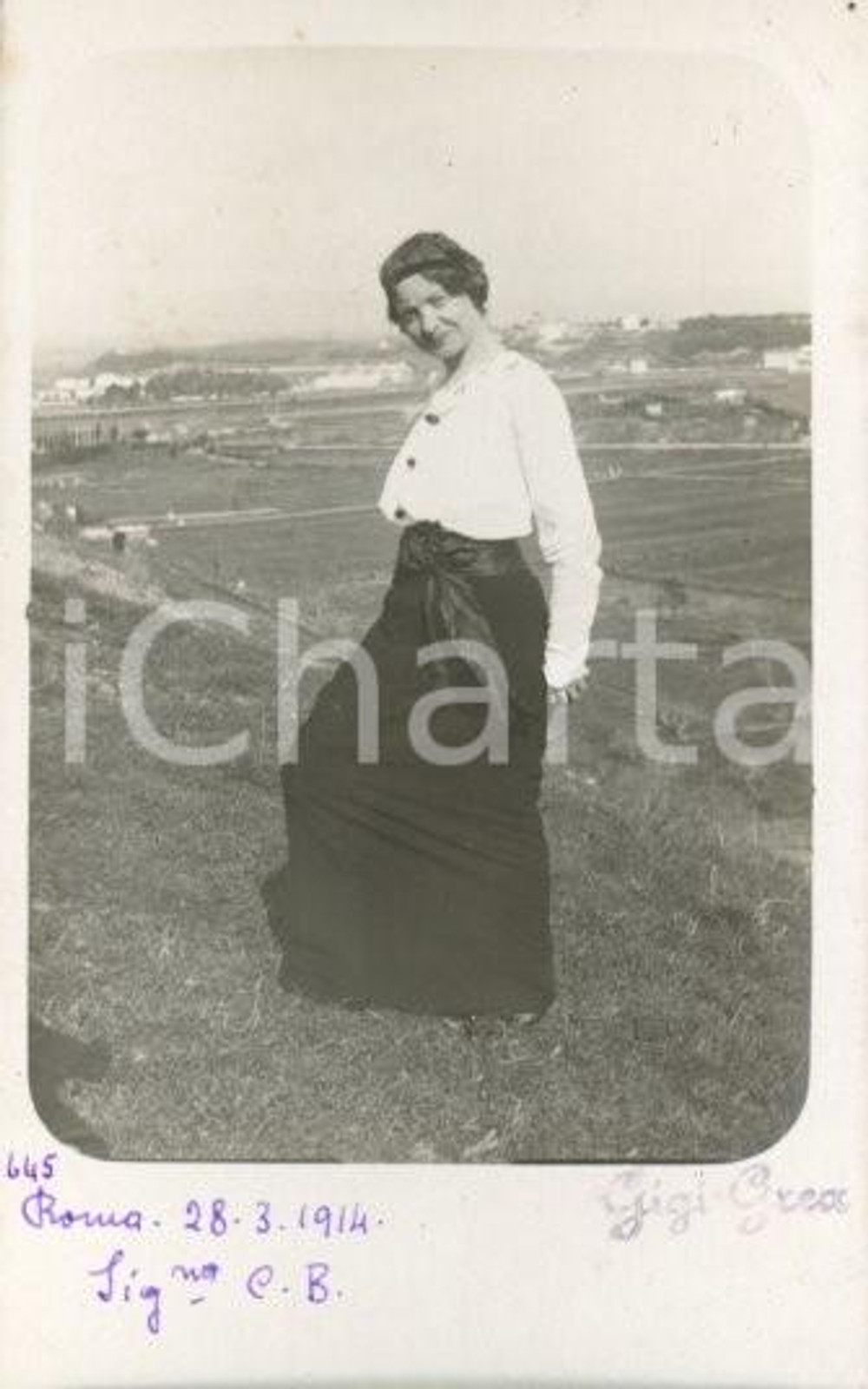 1914 ROMA Ritratto di giovane donna all'aperto - Fotocartolina Luigi GREA (1) Fotografia originale d'epoca.Si tratta di uno scatto realizzato da un fotografo amatoriale, Luigi "Gigi" Grea, funzionario delle ferrovie.Didascalia manoscritta. GOOD/buono  Formato: 9x14 cm originale e autentica 1