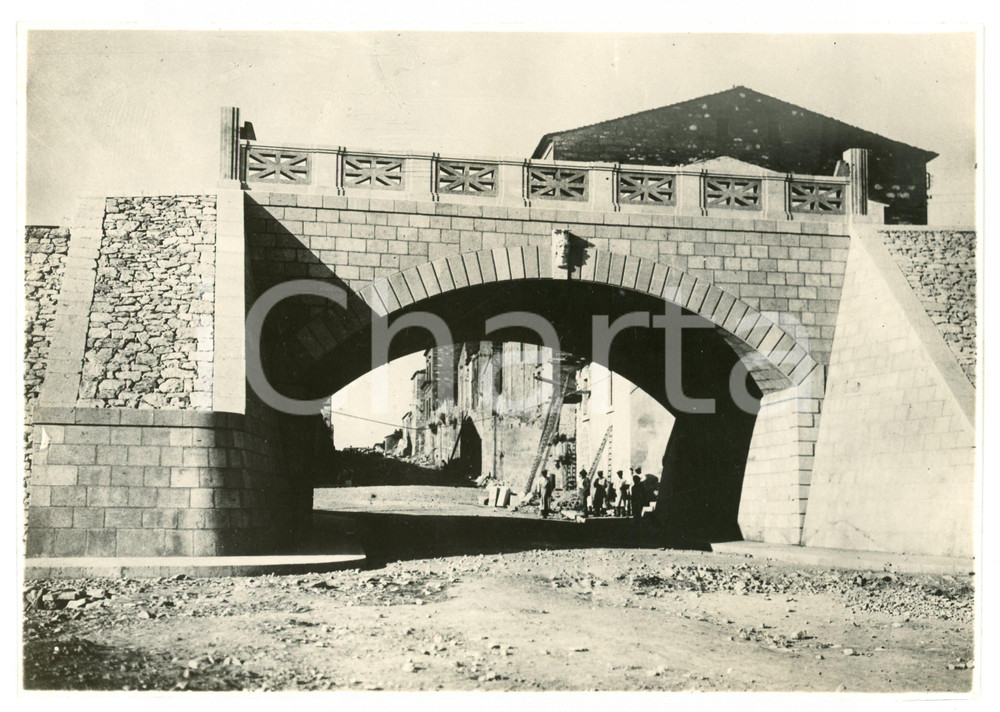 1933 RAGUSA Operai al lavoro in un sottopassaggio - Foto 21x15 cm Fotografia originale d'epoca, con timbro datario e didascalia al verso. FAIR/discreto piegatura all'angolo inferiore destro Formato: 21x15 cm originale e autentica 1