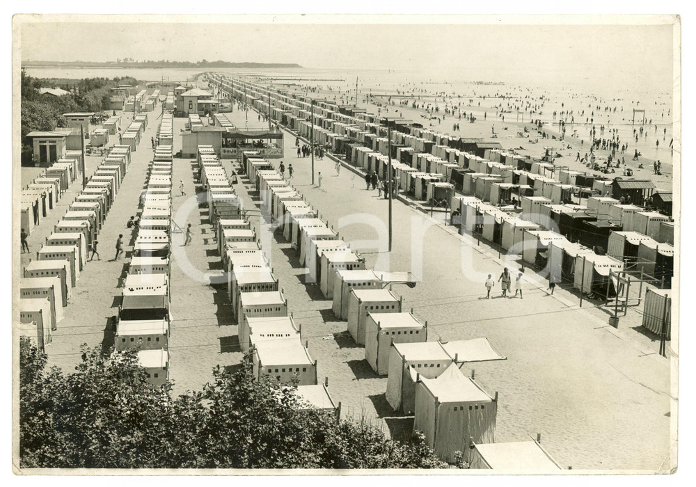 1930 ca GRADO Veduta della spiaggia e degli stabilimenti balneari - Foto 25x18 Fotografia originale d'epoca, con didascalia al verso.FOTOGRAFO: E. Fiorioli Della Lena - Venezia POOR/danneggiato Piegature agli angoli, profonde piegature ai margini, bruniture al verso Formato: 25x18 cm originale e autentica 1