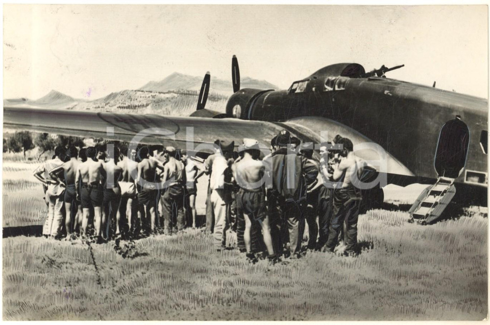 1942 WW2 Guerra aeronavale italiana - Ritorno da un siluramento *Foto 17x11 cm Fotografia originale d'epoca, con timbro datario e didascalia dattiloscritta. FAIR/discreto lievi impressioni, lievi macchie e margini rifilati Formato: 17x12 cm originale e autentica 1
