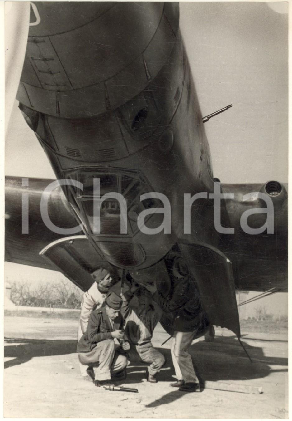 1942 WW2 Guerra aeronavale italiana - Preparativi Cant Z.1007 per bombe su Malta Fotografia originale d'epoca, con timbro datario e didascalia dattiloscritta. GOOD/buono lievi difetti di stampa Formato: 13x18 cm originale e autentica 1