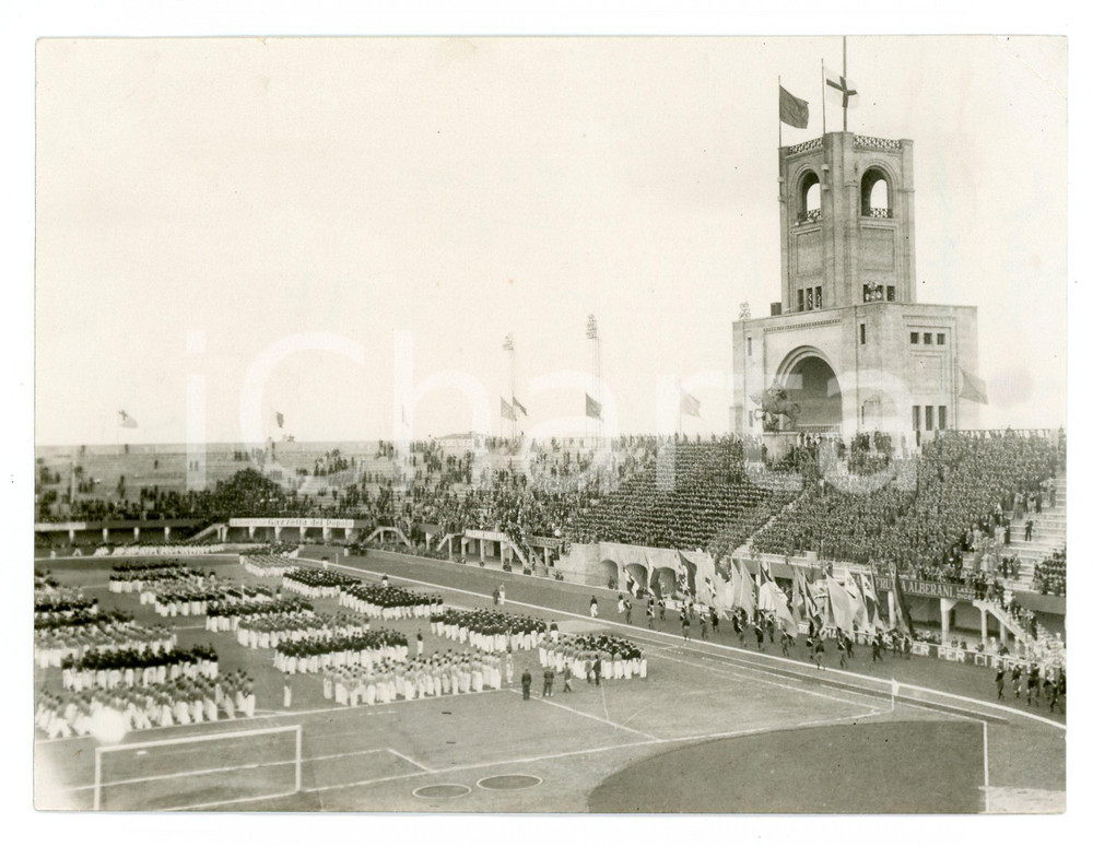 1936 MILANO Inaugurazione Littoriali all'ARENA CIVICA Foto 16x12 cm Fotografia originale d'epoca, con timbro datario e didascalia al verso. POOR/danneggiato Piegatura all'angolo superiore destro, divisione degli strati della carta all'angolo inferiore sinistro, gualciture diffuse Formato: 16x12 cm originale e autentica 1