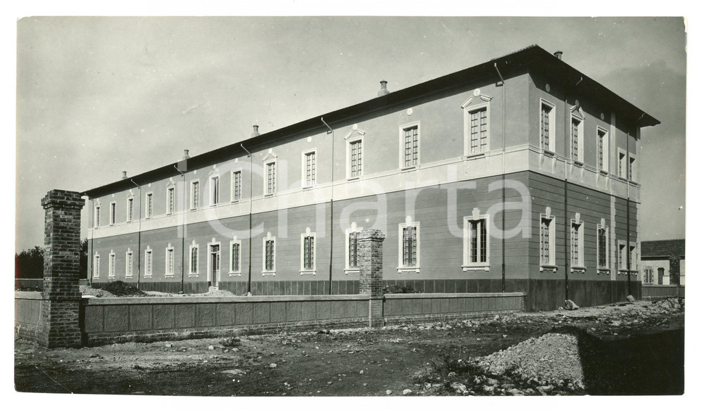1932 SIRACUSA Ospedale psichiatrico provinciale - Pad. Tranquilli / Uomini *Foto Fotografia originale d'epoca, con timbro datario e didascalia al verso. POOR/danneggiato Piegatura al margine sinistro e all'angolo inferiore sinistro, lievi abrasioni agli angoli Formato: 22x13 cm originale e autentica 1