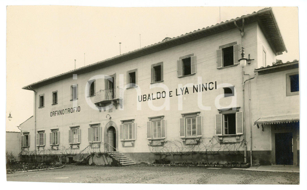 1930 ca AREZZO Orfanotrofio Ubaldo e Lya NINCI Foto 22x13 cm Fotografia originale d'epoca, con didascalia al verso.FOTOGRAFO: Studio fotografico Amedeo Pichi - Arezzo FAIR/discreto Margine superiore rifilato a mano Formato: 22x13 cm originale e autentica 1