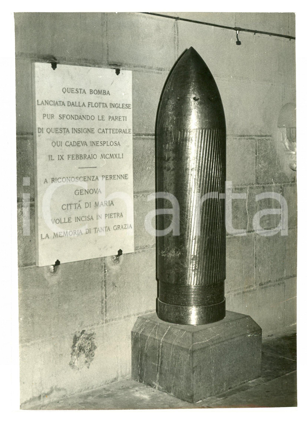 1942 GENOVA Cattedrale di SAN LORENZO Bomba rimasta inesplosa - Foto 13x18 cm Fotografia originale d'epoca, con timbro datario e didascalia al verso.FOTOGRAFO: Metvan - Genova FAIR/discreto Lievi smussature agli angoli Formato: 13x18 cm originale e autentica 1