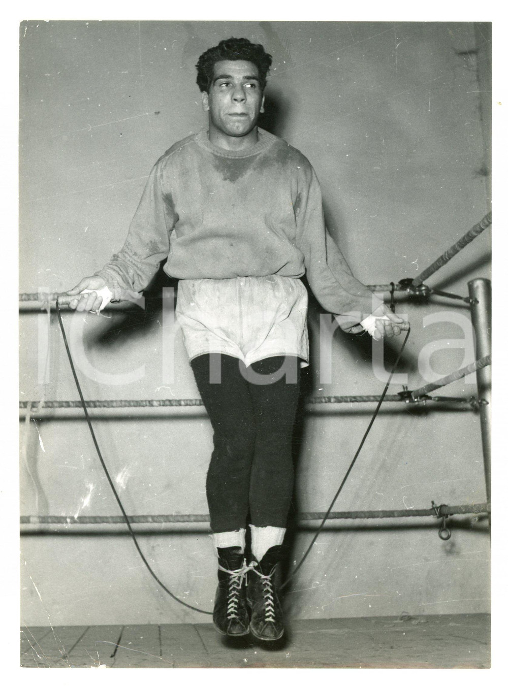 1953 PUGILATO Duilio LOI si allena per match con Ernesto FORMENTI Foto 13x18 Fotografia originale d'epoca, con didascalia al verso. VERY POOR/gravemente danneggiato Piegature all'angolo inferiore sinistro, gualciture e graffi diffusi Formato: 13x18 cm originale e autentica 1
