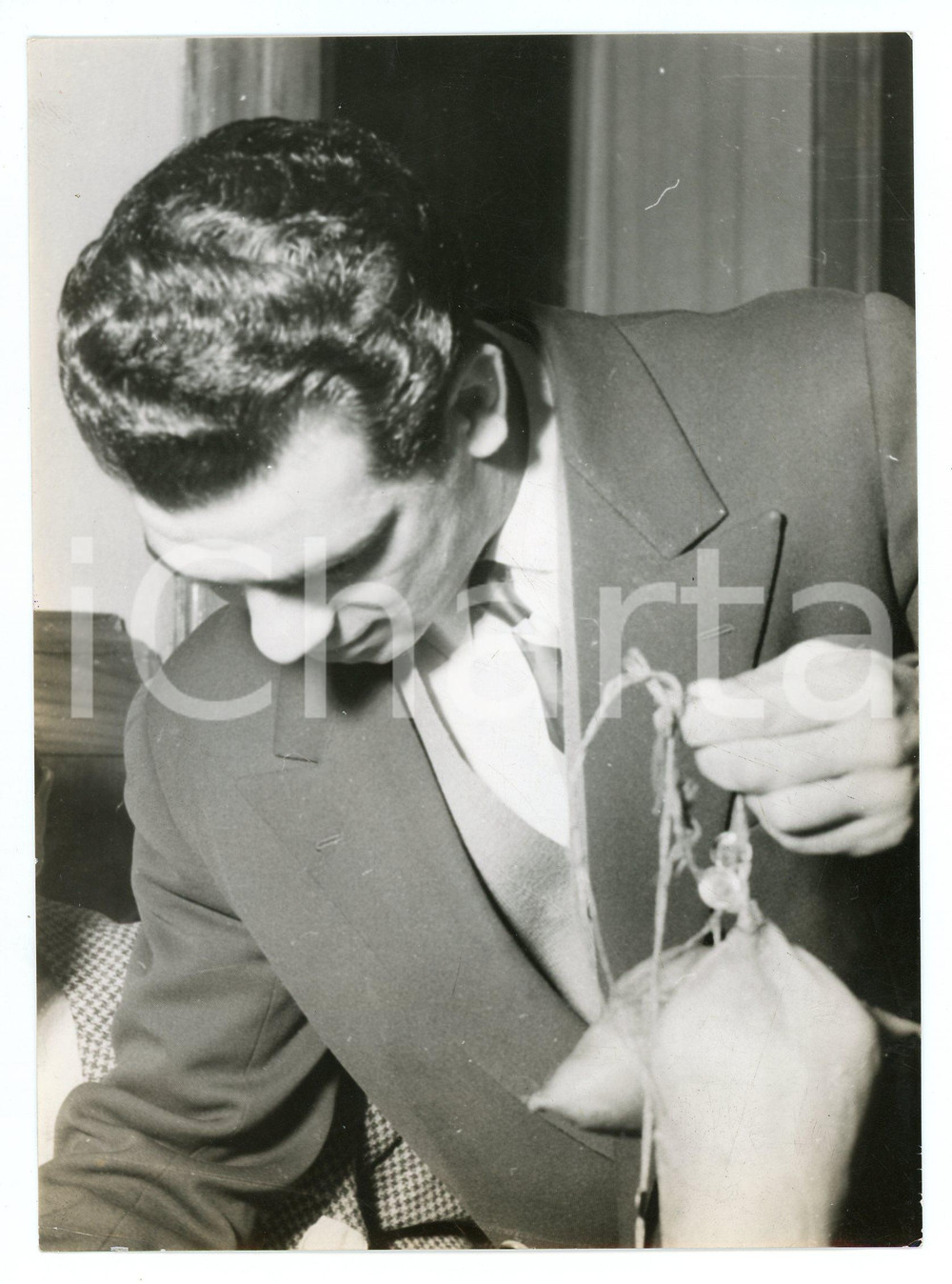 1953 MILANO Duilio LOI prima del match con Ernesto FORMENTI Foto 13x18 cm Fotografia originale d'epoca, con didascalia al verso. FAIR/discreto gualciture e graffi diffusi Formato: 13x18 cm originale e autentica 1