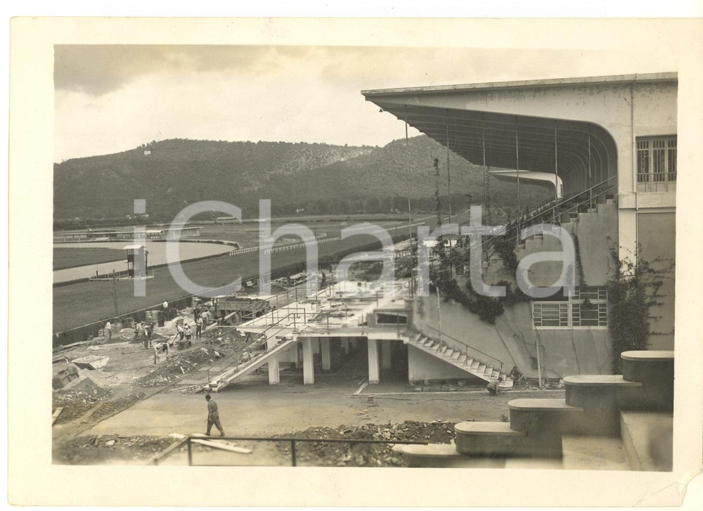 1935 ca NAPOLI Ippodromo di AGNANO - Lavori di ampliamento *Foto Fotografia originale d'epoca, con didascalia dattiloscritta al verso. POOR/danneggiato lievi piegature marginali; mancanza angolare Formato: 18x13 cm originale e autentica 1
