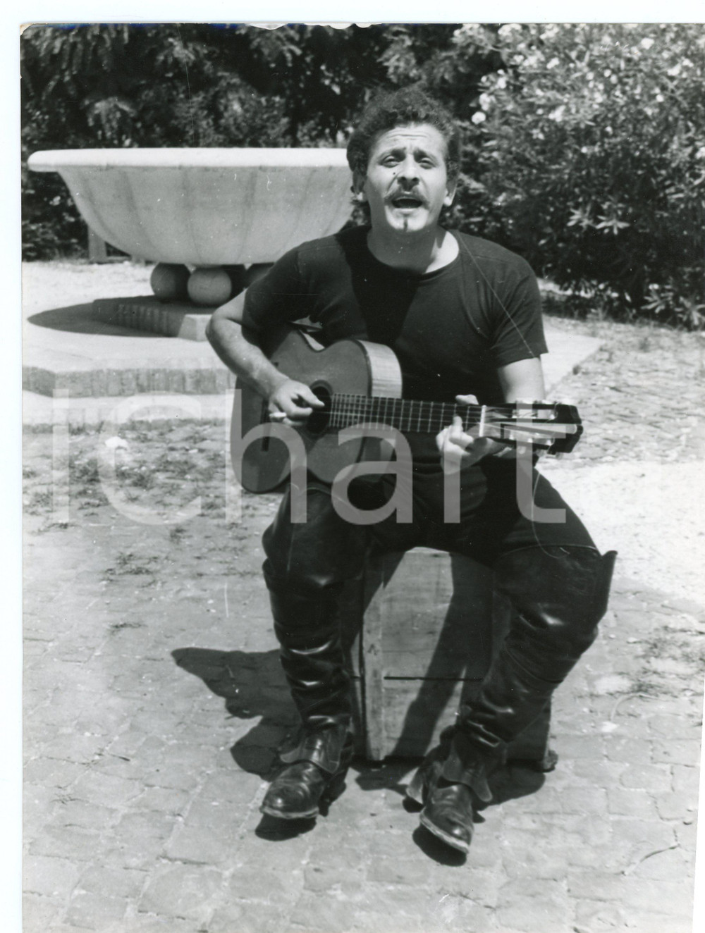 1954 CINEMA Domenico MODUGNO suona sul set de "I cavalieri della Regina" Foto Fotografia originale d'epoca. POOR/danneggiato Piegature al margine superiore e inferiore, difetti di stampa al margine superiore Formato: 18x24 cm originale e autentica 1