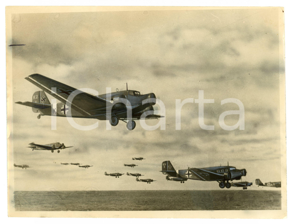 1943 MEDITERRANEO - LUTWAFFE Junkers Ju 52/3m in volo verso l'Italia - Foto Fotografia originale d'epoca. con timbro datario e didascalia al verso. La fotografia presenta un fotoritocco d'epoca realizzato per la pubblicazione.  FAIR/discreto Piegature e smussature ai margini Formato: 24x18 cm originale e autentica 1