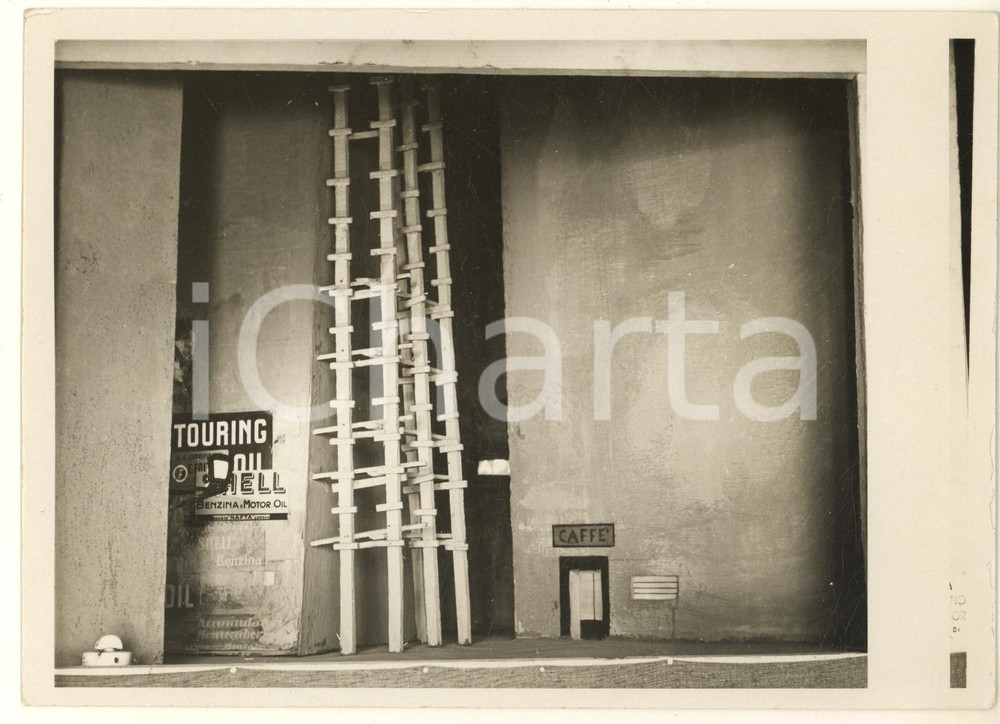 1939 TRIESTE Littoriali Cultura Arte - Scenografia AVENALI per Pirandello *Foto Fotografia originale d'epoca, con didascalia manoscritta al verso.La scenografia era per "L'uomo dal fiore in bocca" di Luigi Pirandello. GOOD/buono minimo segno centrale Formato: 18x13 cm originale e autentica 1