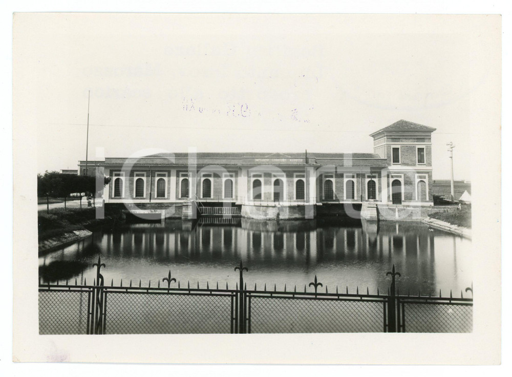 1934 MAROZZO DI LAGOSANTO Bonifica VALLE GALLARE Impianto idrovoro MAROZZO Foto Fotografia originale d'epoca, con timbro datario e didascalia al verso. FAIR/discreto Inchiostro dei timbri leggermente impresso al recto Formato: 18x13 cm originale e autentica 1