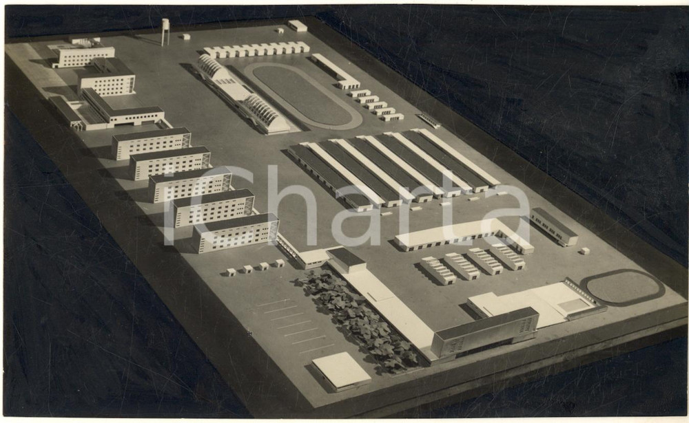 1936 LITTORIALI DELLA CULTURA Progetto vincitore per Caserma d'Artiglieria ^Foto Fotografia originale d'epoca, con didascalia manoscritta al verso, che mostra il progetto che vinse ai Littoriali della Cultura 1936:"Concorso per un progetto di Caserma d'Artiglieria Divisionale vinto dagli studenti milanesi Tito Varisco e Carlo Pagani (entrambi futuri architetti e designer, Varisco fu anche scenografo)". POOR/danneggiato margini rifilati; evidenti ritocchi manuali Formato: 17x10 cm originale e autentica 1