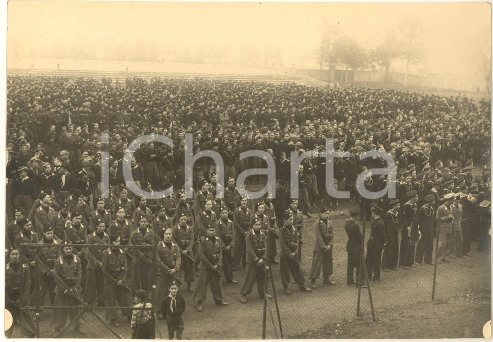 1936 PADOVA Campo Sportivo "Tita Fumei" - Raduno PNF camicie nere *Foto Fotografia originale d'epoca, con didascalia manoscritta al verso.FOTOGRAFO: Cislon - Padova FAIR/discreto difetti di stampa; piccolo strappo al lato sinistro Formato: 24x17 cm originale e autentica 1