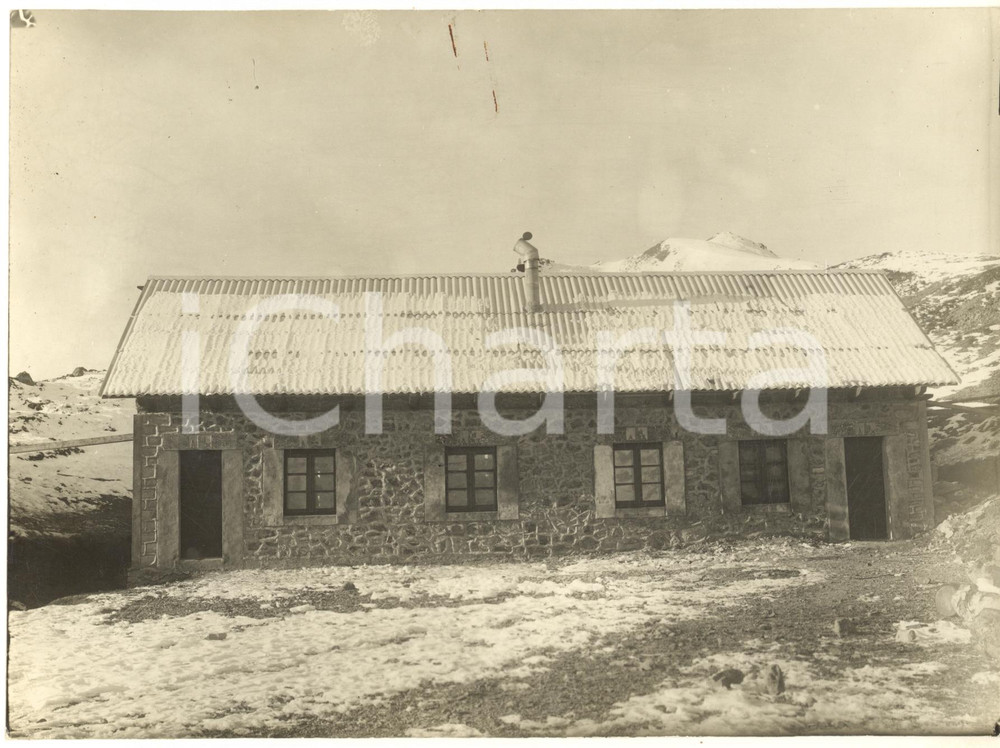 1930 ca ALPI Rifugio COL SAUREL - Veduta edificio *Foto 23x17 cm Fotografia originale d'epoca, con didascalia manoscritta al verso.FOTOGRAFO: F. Azzolini - Torino POOR/danneggiato lievi impressioni; piegatura angolare; alcuni difetti di stampa; tracce di ruggine al lato superiore Formato: 23x17 cm originale e autentica 1