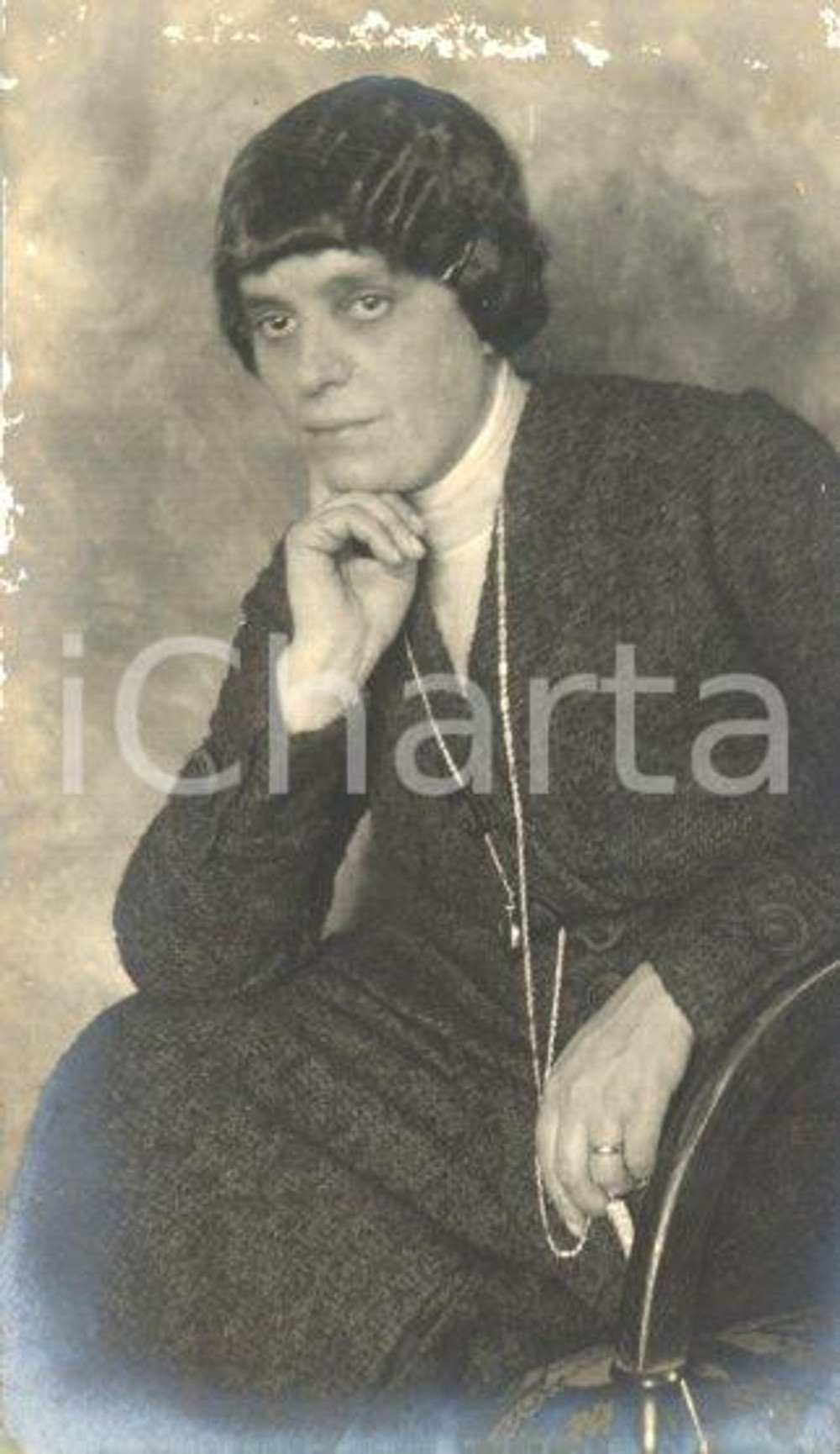 1915 ca Donna con cappello scuro - Ritratto *Foto artistica Luigi Grea Fotografia originale d'epoca. POOR/danneggiato abrasioni marginali; minima mancanza angolare Formato: 9x14 cm originale e autentica 1