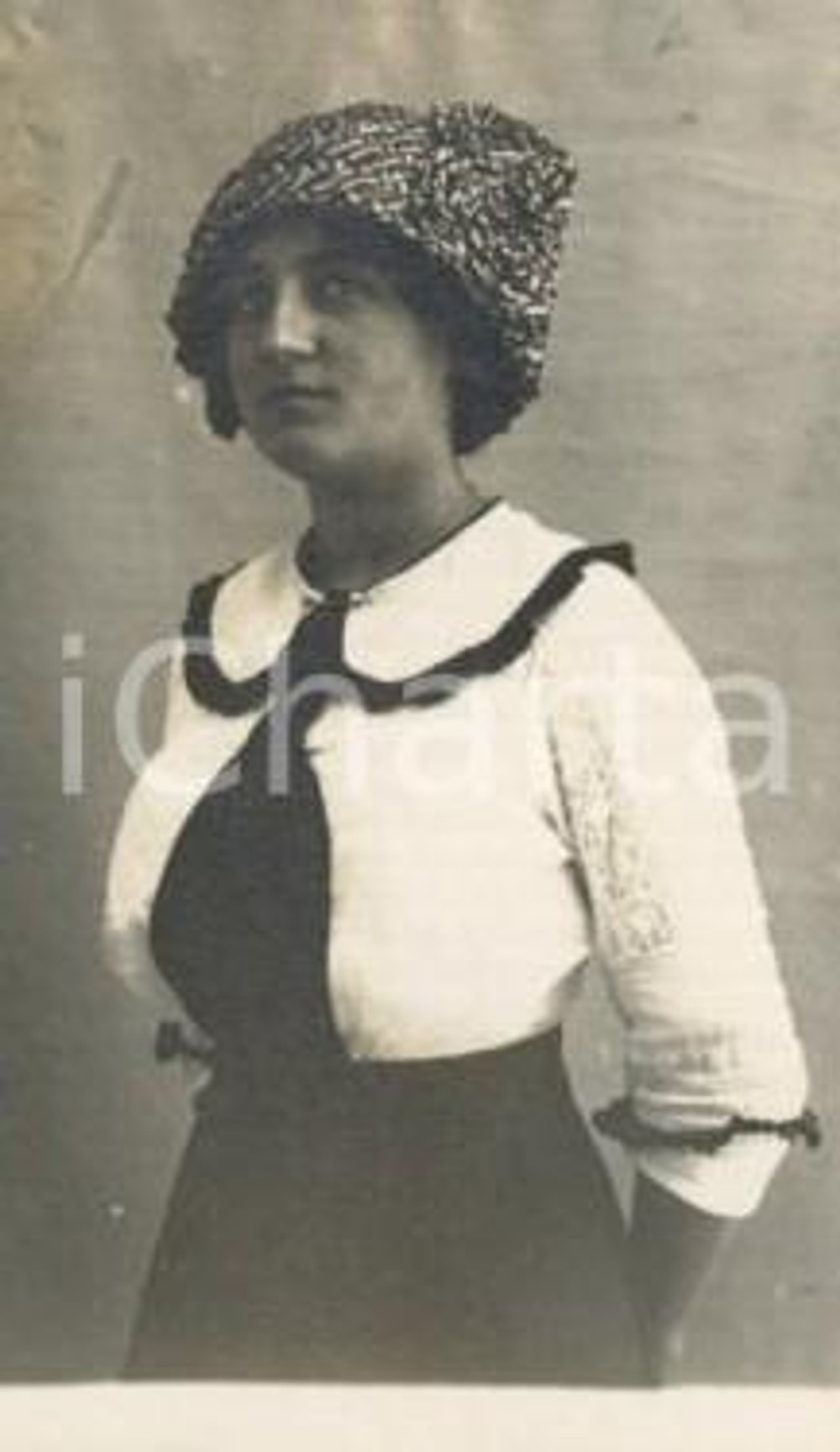 1920 ca Donna con copricapo fantasia - Ritratto *Foto artistica Luigi Grea Fotografia originale d'epoca. FAIR/discreto margini rifilati Formato: 6x10 cm originale e autentica 1