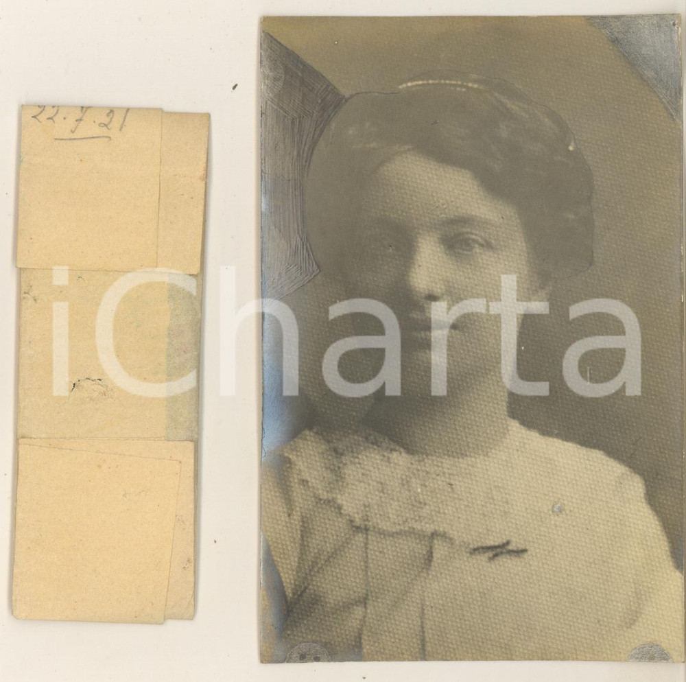 1921 Ritratto di giovane donna - Fotocartolina Luigi GREA *Con capelli VERI Fotografia originale d'epoca, in formato cartolina postale.Si tratta di uno scatto realizzato da un fotografo amatoriale, Luigi "Gigi" Grea, funzionario delle ferrovie.E' allegata una ciocca di veri capelli della donna, identificabile come "Maria". FAIR/discreto ritocchi manuali Formato: 9x14 cm originale e autentica 1