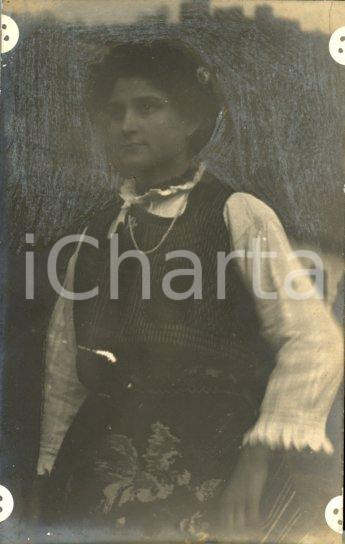 1908 (?) ITALIA Famiglia MAZZARINO - Donna in costume bulgaro ^Foto Luigi GREA Fotografia originale d'epoca, in formato cartolina postale.Si tratta di uno scatto realizzato da un fotografo amatoriale, Luigi "Gigi" Grea, funzionario delle ferrovie. POOR/danneggiato difetti di stampa; ritocchi manuali Formato: 9x14 cm originale e autentica 1