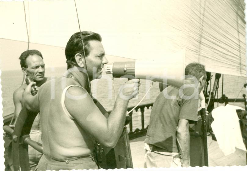 Fotografia d epoca originale 1962 LE PRIGIONIERE ISOLA DEL DIAVOLO Piero NUCCORINI in barca Fotografia 1