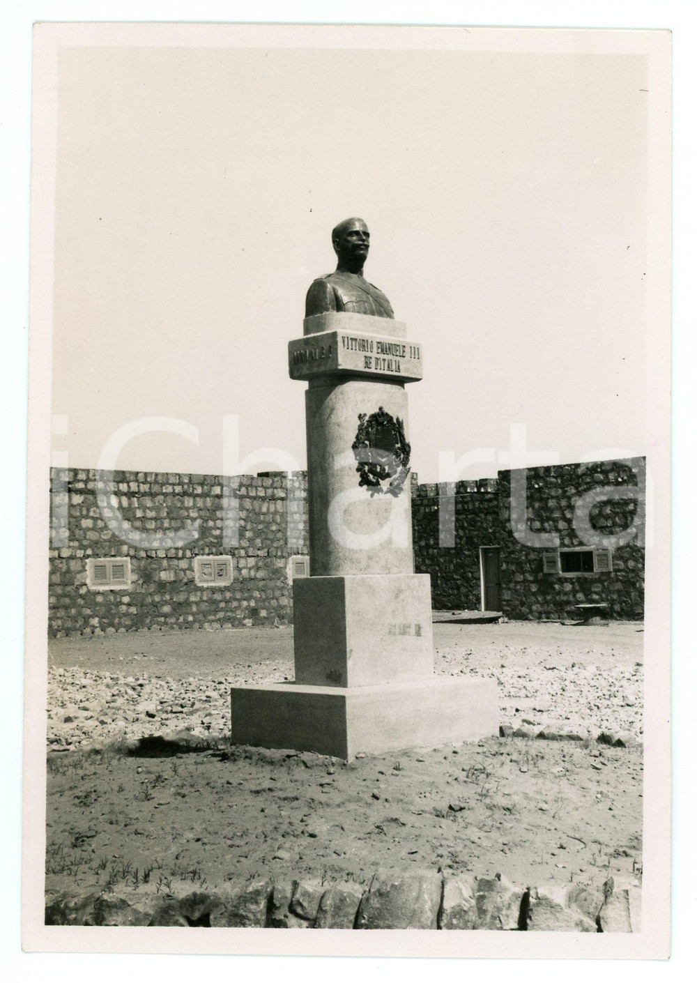 1930 ca GHAT LIBIA Busto Vittorio Emanuele III nella residenza fortificata *Foto Fotografia originale d'epoca, con didascalia al verso. FAIR/discreto Lievi smussature agli angoli Formato: 11x16 cm originale e autentica 1