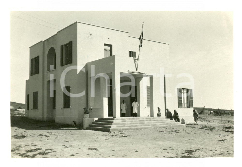 1933 TARHUNA (LIBIA) Ambulatorio e alloggio del medico - Foto 17x11 cm Fotografia originale d'epoca, con didascalia al verso. FAIR/discreto Abrasione al margine superiore del verso Formato: 17x11  cm originale e autentica 1