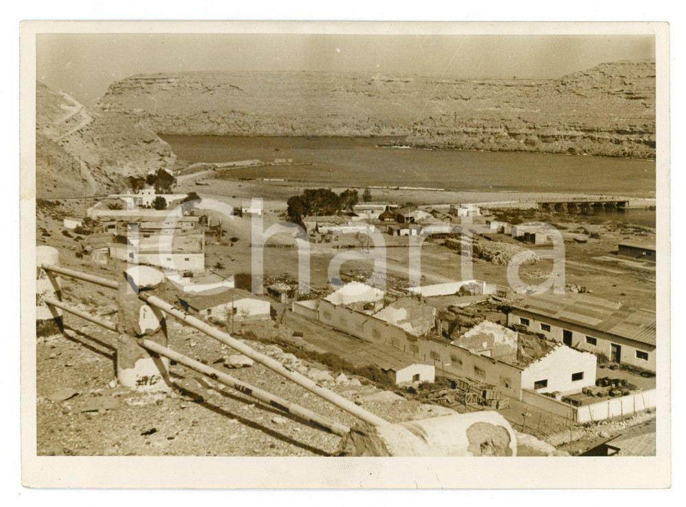 1942 LIBIA - CIRENAICA Porto di BARDIA Foto 18x13 cm Fotografia originale d'epoca, con timbro datario e didascalia al verso. POOR/danneggiato Piegature sulla superficie della foto, aloni e bruniture, lievi smussature agli angoli Formato: 18x13  cm originale e autentica 1