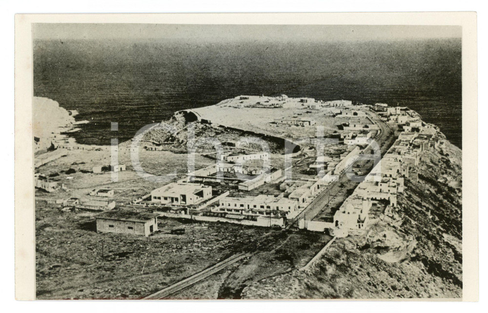 1942 LIBIA - CIRENAICA Porto di BARDIA riconquistato - Foto 18x11 cm Fotografia originale d'epoca, con timbro datario e didascalia al verso. POOR/danneggiato Bassa qualità di stampa, segno al recto, bruniture al verso Formato: 18x11  cm originale e autentica 1