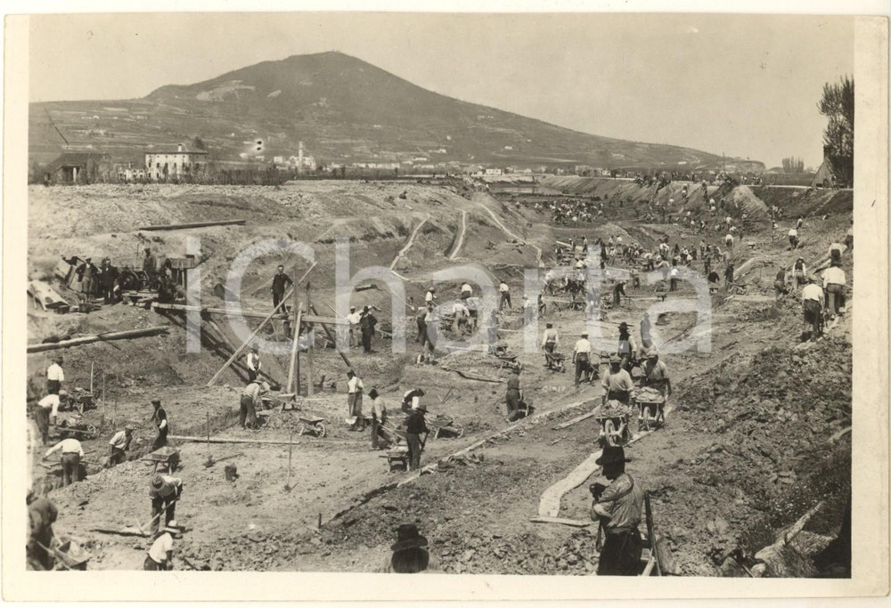 1932 Bonifica LOZZO ATESTINO (PD) Scavo di uno scolo *Foto ANIMATA operai Fotografia originale d'epoca, con timbro datario e didascalia manoscritta al verso. FAIR/discreto margine superiore rifilato Formato: 18x13 cm originale e autentica 1