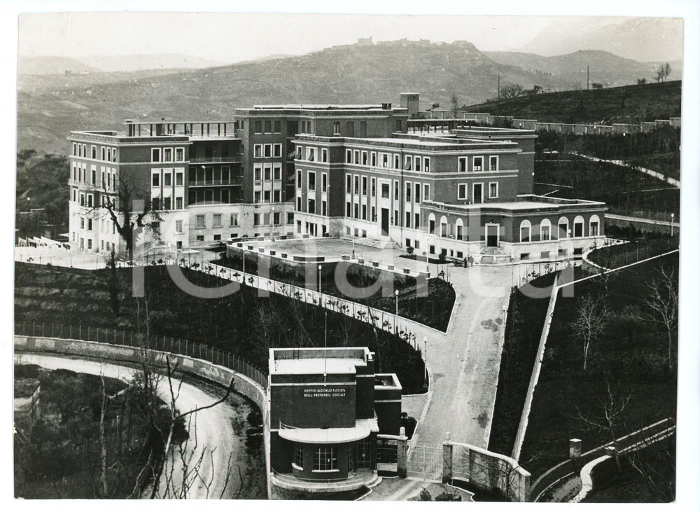 1936 CHIETI Ospedale dell'Istituto Nazionale Fascista Previdenza Sociale - Foto Fotografia originale d'epoca, con timbro datario e didascalia al verso. FAIR/discreto Margini rifilati a mano, piegatura al margine superiore Formato: 22x16  cm originale e autentica 1
