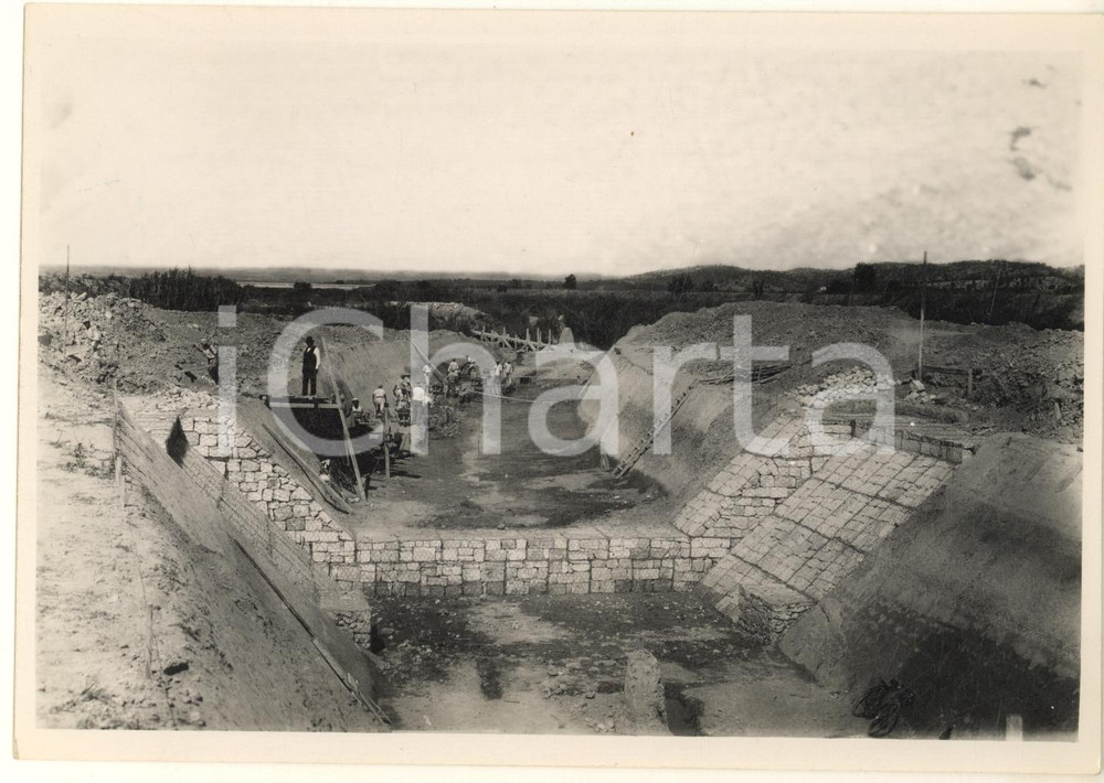 1939 BONIFICHE SICILIA - BUCACHEMI Nuovo alveo fiume Tellaro in contrada Forbice Fotografia originale d'epoca, con timbro datario e didascalia manoscritta al verso. FAIR/discreto difetti di stampa Formato: 18x13 cm originale e autentica 1