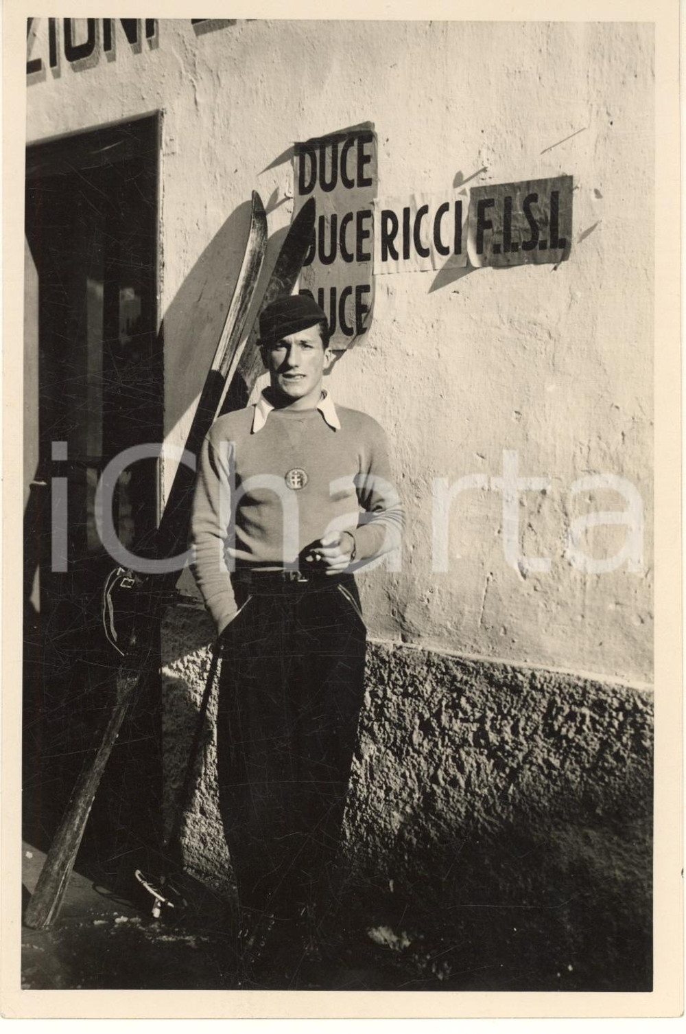 1936 MADONNA DI CAMPIGLIO Campionati Nazionali SCI Vittorio CHIERRONI *FASCISMO Fotografia originale d'epoca, con didascalia al verso.Il celebre campione di sci è ritratto con scritte inneggianti a Mussolini.  GOOD/buono minima piegatura angolare Formato: 12x18 cm originale e autentica 1