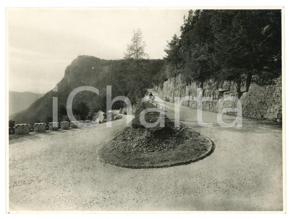 1930 ca SS42 Strada Statale TONALE E MENDOLA Auto e carrozza sulla strada - Foto Fotografia originale d'epoca, con didascalia al verso. FAIR/discreto Piegatura all'angolo superiore destro Formato: 23x17  cm originale e autentica 1