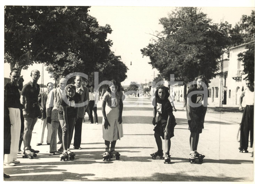 1938 OND MESSINA Partenza Campionato Provinciale Femminile Pattinaggio a rotelle Fotografia originale d'epoca, con timbro datario e didascalia al verso. POOR/danneggiato rigatura verticale; lievi sovraimpressioni Formato: 18x13 cm originale e autentica 1