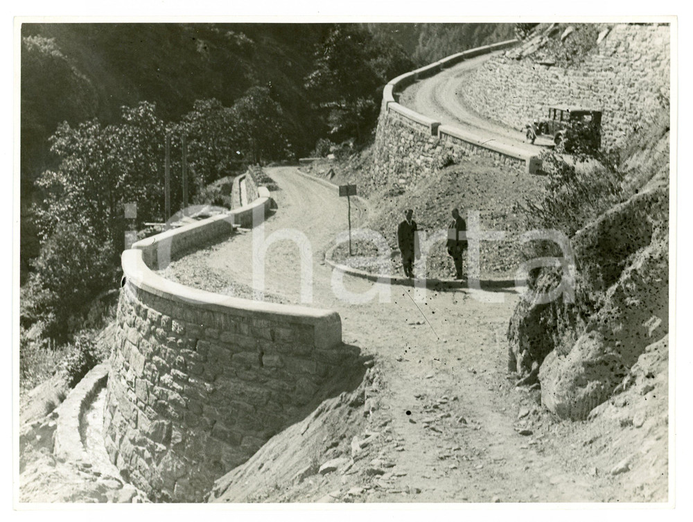 1932 MASSELLO (TO) Strada di allacciamento VAL CHISONE Genieri su tornante *Foto Fotografia originale d'epoca, con didascalia al verso. POOR/danneggiato Bassa qualità di stampa, macchie e graffi dovuti alla stampa Formato: 23x17  cm originale e autentica 1