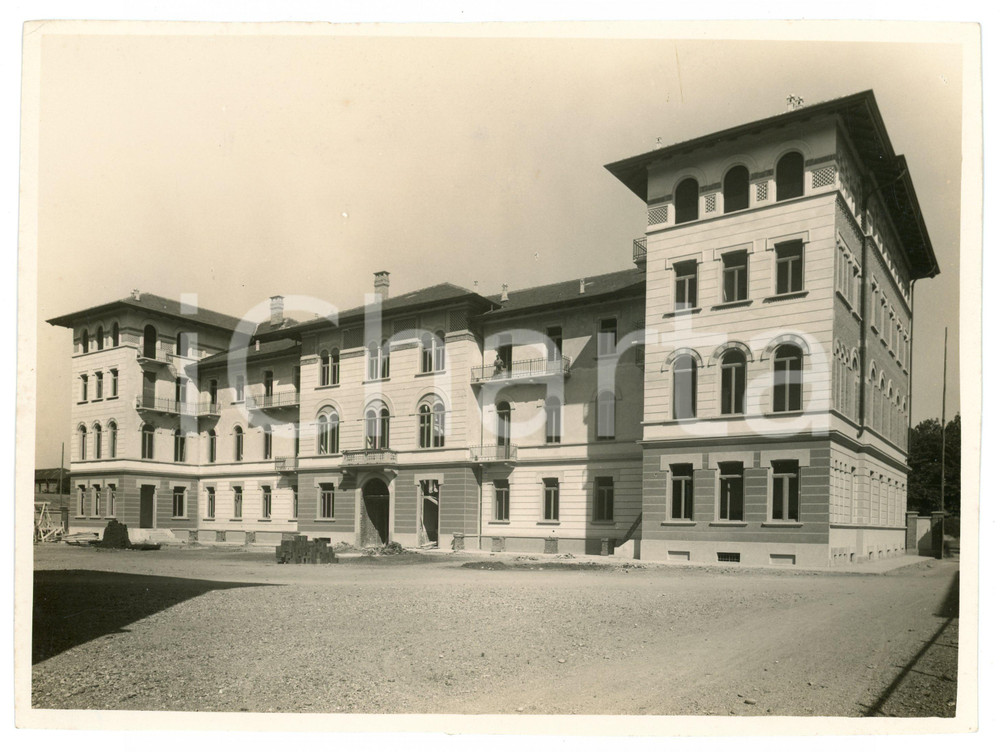 1932 TORINO Corso IV Novembre - Costruzione Palazzo Regia Guardia di Finanza 1 Fotografia originale d'epoca, con didascalia al verso. FAIR/discreto Lievi smussature agli angoli, piccole bruniture al recto Formato: 23x17  cm originale e autentica 1