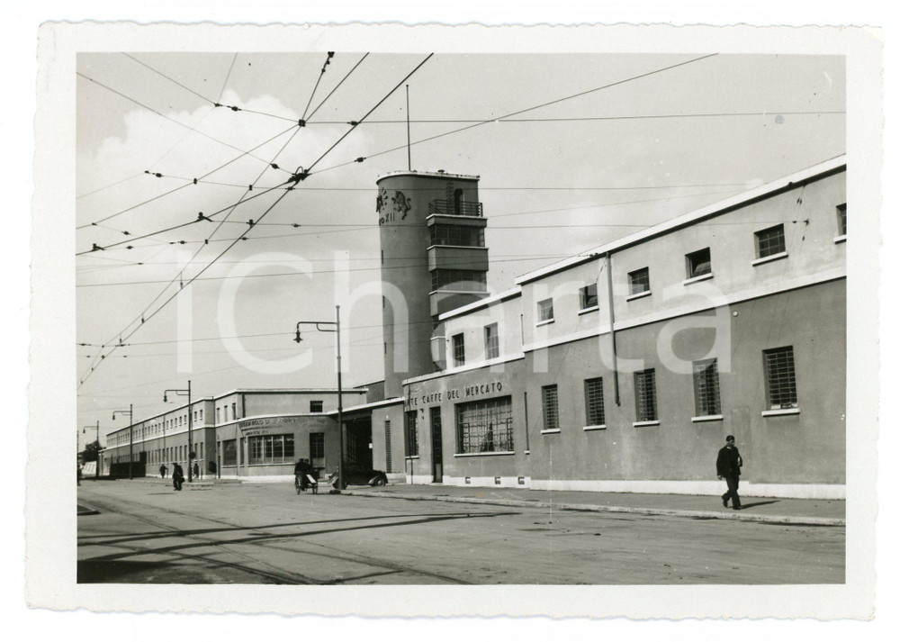 1939 TORINO Facciata dei nuovi mercati ortofrutticoli - Foto 16x11 cm Fotografia originale d'epoca, con didascalia al verso. FAIR/discreto piegatura all'angolo superiore destro Formato: 16x11  cm originale e autentica 1