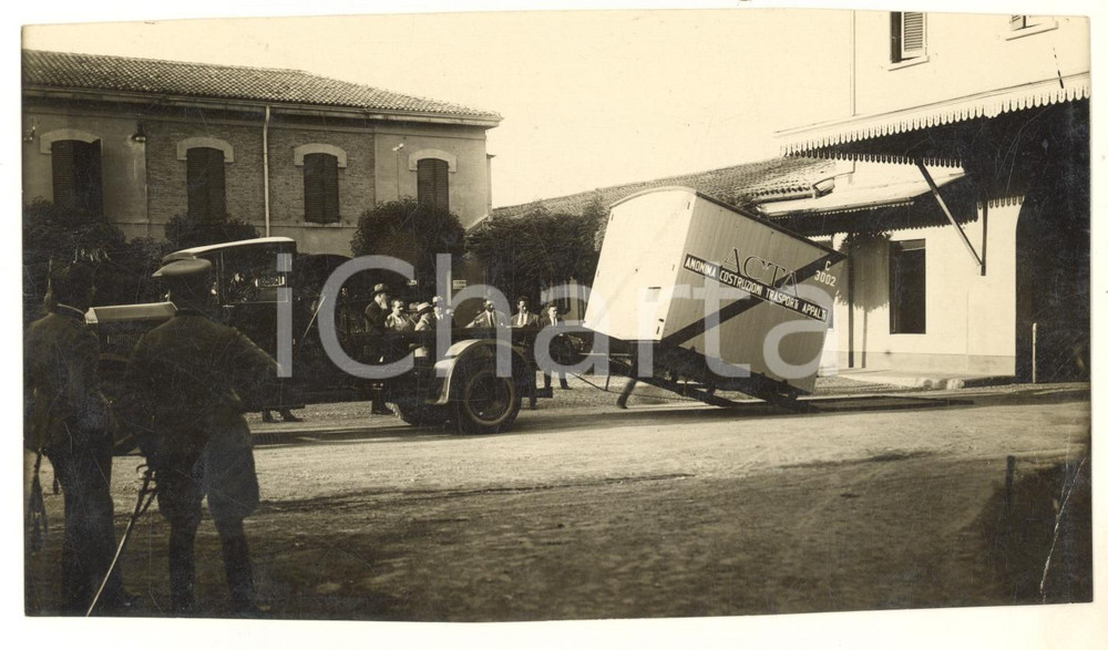 1930 ca BOLOGNA Caricamento cellula autoferroviaria ACTA sul camion *Foto 18x10 Fotografia originale d'epoca, con didascalia manoscritta al verso.FOTOGRAFO: Pasquini - Bologna POOR/danneggiato margini rifilati; piegatura angolare Formato: 18x10 cm originale e autentica 1