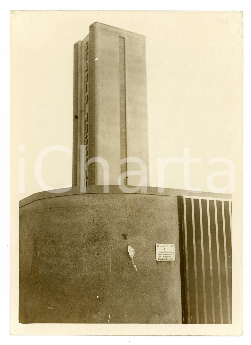 1937 TORINO Stadio Mussolini - Fiocco bianco nascita figlio di un custode - Foto Fotografia originale d'epoca, con didascalia al verso. FAIR/discreto Smussature agli angoli, bruniture Formato: 13x18  cm originale e autentica 1